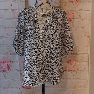 Lush Animal Print Button Up Short Sleeve Black White Blouse V-Neck Size Large